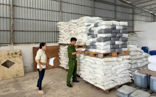Đột kích phát hiện hơn 25 tấn hóa chất và hàng nghìn lọ mỹ phẩm không rõ nguồn gốc