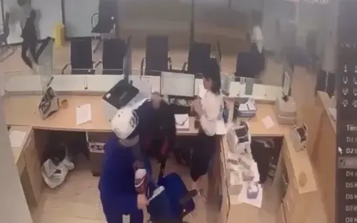 Tên cướp xông vào ngân hàng giữa ban ngày, lấy 400 triệu đồng rồi tẩu thoát