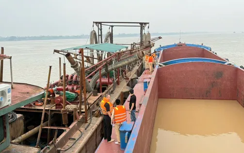 Hà Nội: Truy bắt hai tàu khai thác cát trái phép trên sông Hồng giữa đêm