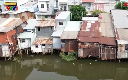 Di dời nhà ven kênh rạch ở TP Hồ Chí Minh gặp khó vì giấy tờ mua bán viết tay