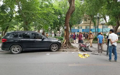 Nữ sinh 18 tuổi bị đứt lìa chân phải sau tai nạn với ô tô ở Hà Nội