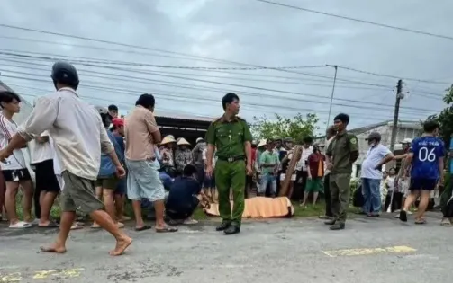 Vướng dây điện sau mưa lớn, 2 thanh niên đi xe máy tử vong