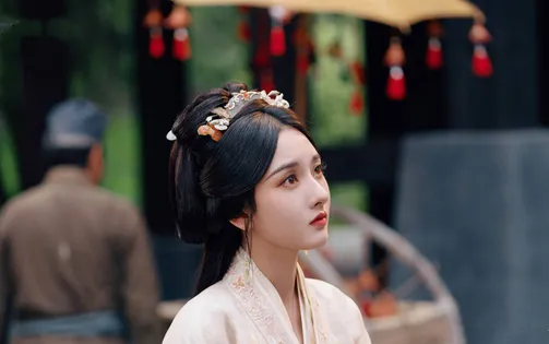Từ im ắng đến bùng nổ: Tống Tổ Nhi hồi sinh nhờ Khom lưng