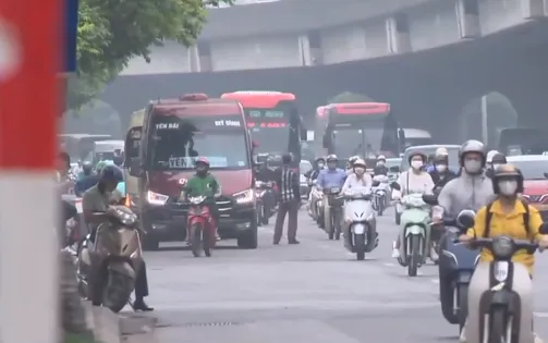 Phớt lờ biển báo cấm, nhiều xe xe khách vẫn dừng đỗ, đón trả khách ngoài bến xe ở Hà Nội