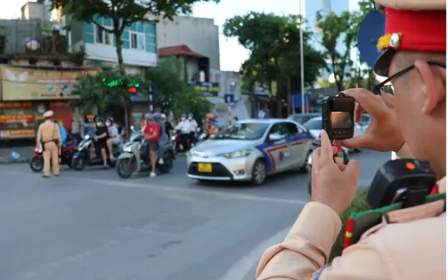 CSGT Hà Nội “bắt tận tay” người đi ngược chiều nhờ camera hiện đại