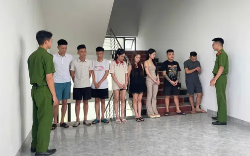 Đột kích ổ “bay lắc” ma túy, phát hiện hơn 500 điện thoại lậu không rõ nguồn gốc
