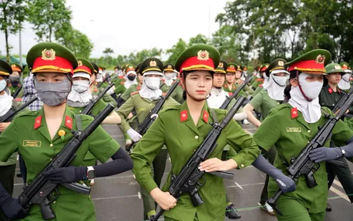 Khối nữ chiến sĩ cảnh sát đặc nhiệm tham gia nhiệm vụ A80 miệt mài luyện tập dưới cái nắng gay gắt