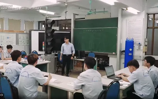 Nhà vô địch Robocon trở về giảng đường để truyền lửa đam mê kỹ thuật