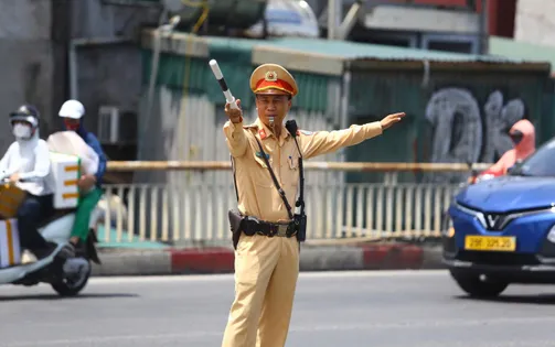 CSGT Hà Nội căng mình đội nắng điều tiết giao thông