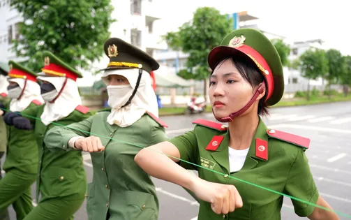 Rèn kỷ luật, vững khí thế: Khối nữ chiến sĩ cảnh sát giao thông tập điều lệnh A80 tại Hòa Lạc
