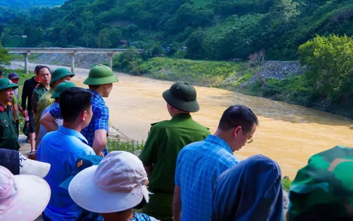 Lào Cai: Huy động hàng chục người tìm kiếm 2 nạn nhân mất tích khi bơi qua sông