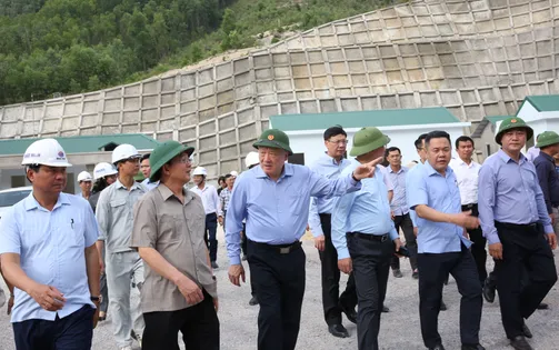 Phó Thủ tướng Thường trực Nguyễn Hòa Bình thị sát, kiểm tra dự án giao thông đoạn Quy Nhơn - Chí Thạnh