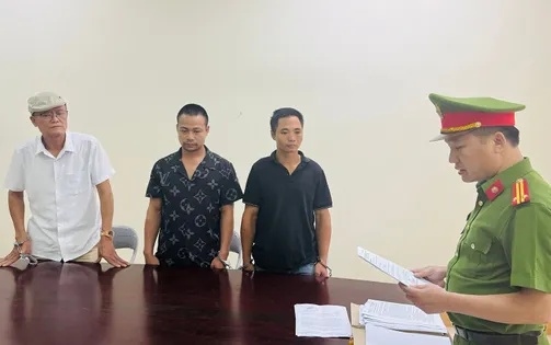 Bắt giam cán bộ hải quan ở Lào Cai vì khai thác gỗ rừng trái phép