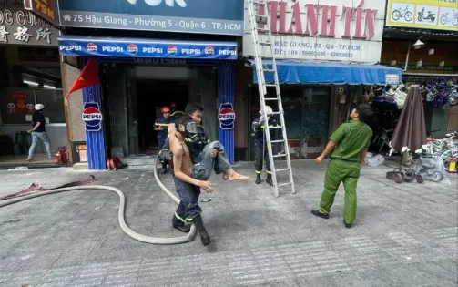 Cháy quán lẩu gà ở TP Hồ Chí Minh, cảnh sát giải cứu 7 người thoát nạn