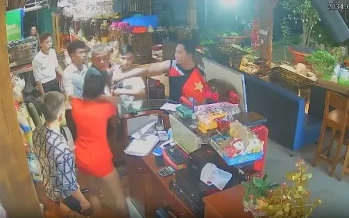 Mâu thuẫn tính tiền, khách nhậu rút dao đâm chủ nhà hàng nhập viện cấp cứu