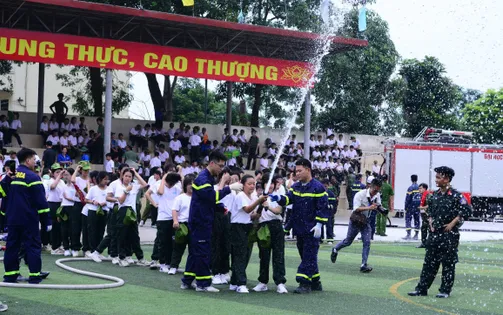 Chiến sĩ nhí vượt ‘biển khói’, học kỹ năng dập lửa