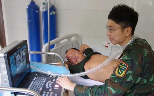 Đảo Trường Sa cấp cứu kịp thời ngư dân tàu cá Quảng Nam bị đau quặn thận