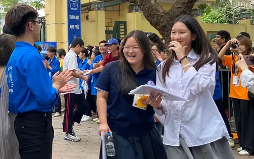 Ngày thi đầu tiên vào lớp 10 tại Hà Nội: Đề thi dễ thở, thí sinh rạng rỡ