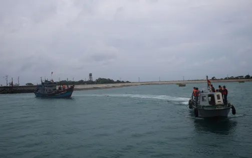 Tàu cá Quảng Ngãi gặp sự cố trên biển, được lai dắt an toàn về đảo Song Tử Tây