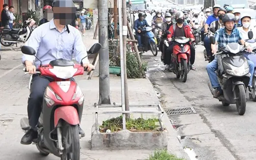 Hà Nội: Hàng trăm trường hợp bị xử phạt vì đi xe lên vỉa hè, vượt đèn đỏ