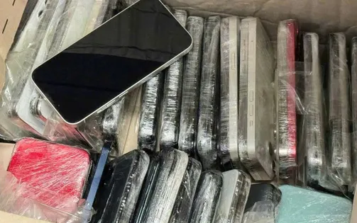 Hải quan Nội Bài phát hiện 112 chiếc iPhone cũ giấu trong người và hành lý xách tay