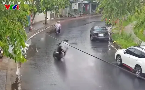 Xe máy ôm cua tốc độ cao trên đường trơn trượt, lao thẳng vào nhà dân