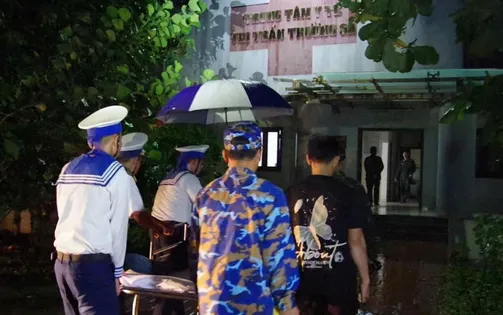 Đảo Trường Sa cấp cứu ngư dân Quảng Nam trong đêm
