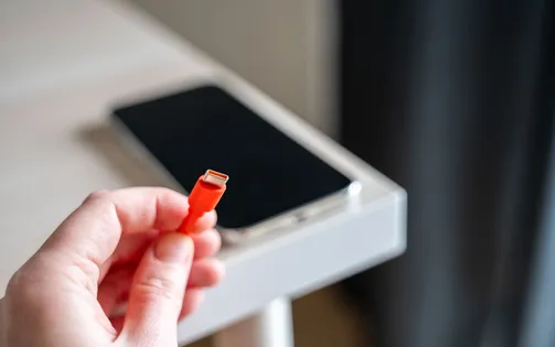 Cách xử lý nhanh khi điện thoại sạc pin chậm hoặc không vào điện