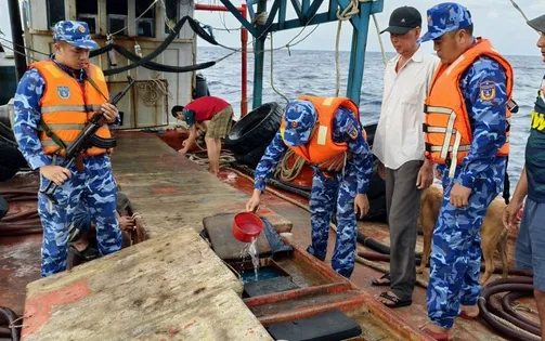 Triệt phá tàu chở dầu lậu trên vùng biển Tây Nam