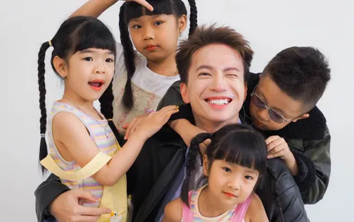 S.T Sơn Thạch lần đầu làm bố chăm 5 con: Cột tóc, dọn giường, đi chợ, nấu ăn