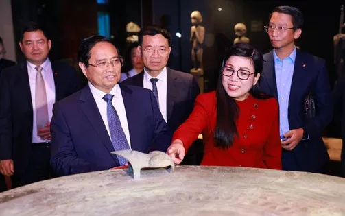 Thủ tướng Phạm Minh Chính và Phu nhân tham quan Bảo tàng Quai Branly ở Paris