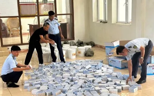 Đột kích kho hàng ở Móng Cái, phát hiện hơn 5.000 tuýp thuốc trị ngứa và 400 lít siro nhập lậu