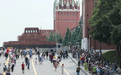 Người Nga viếng Lenin trước khi lăng đóng cửa trùng tu