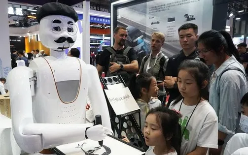 Cửa hàng đầu tiên trên thế giới bán robot AI hình người