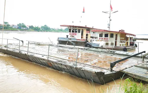 Phú Thọ: Công binh dùng phà quân sự thay thế cầu phao Phong Châu