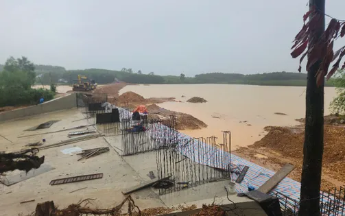 Quảng Bình: Chủ động phá một đoạn đê quai thi công cống lấy nước đập Dạ Lam