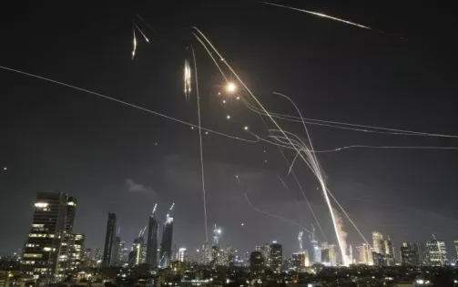 NÓNG: Iran đáp trả Israel dữ dội, hàng trăm tên lửa bay qua Jerusalem và Tel Aviv