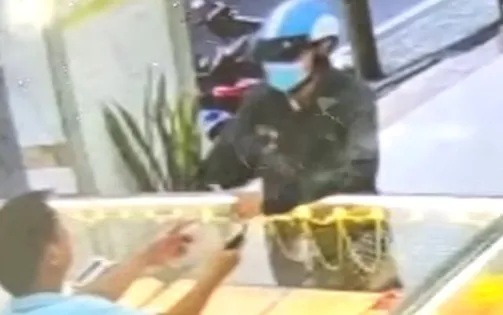 Giả vờ mua vàng, cướp 5 chỉ rồi tháo chạy