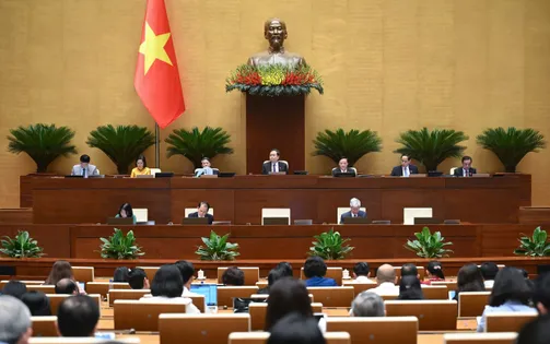 Truyền hình trực tiếp: Quốc hội biểu quyết thông qua Nghị quyết sửa đổi Hiến pháp
