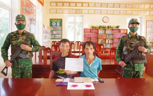 Bắt 2 đối tượng vận chuyển 2 bánh heroin và 400 viên ma túy tổng hợp