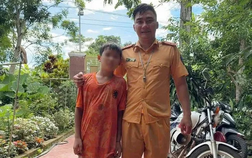 Thượng úy CSGT Nghệ An lao xuống dòng nước lũ cứu cháu bé thoát nạn