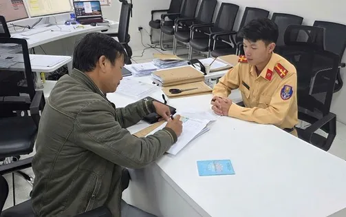 Tài xế 2 lần vượt đèn đỏ để chở người đi cấp cứu được CSGT biểu dương