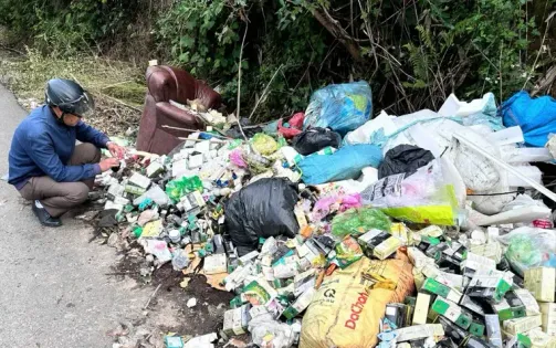 Xác minh hàng trăm mỹ phẩm nghi giả bị vứt ven đường ở Đà Lạt