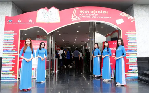 Tưng bừng hội sách thanh niên chào mừng 100 năm ngày Báo chí cách mạng Việt Nam