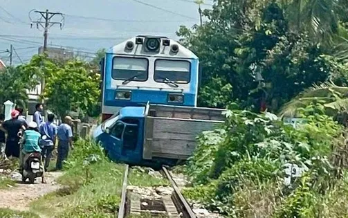 Xe tải tắt máy giữa đường ray, bị tàu hỏa tông nát, tài xế may mắn thoát nạn