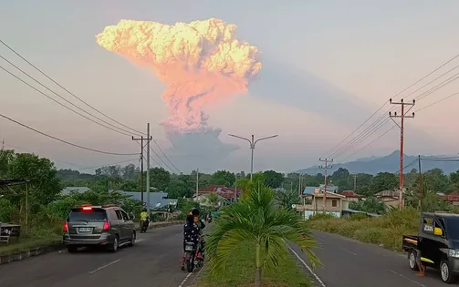 Núi lửa phun trào tạo cột tro bụi cao 10 km, Bali hủy hàng chục chuyến bay