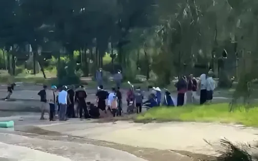Ba anh em ruột suýt chết đuối do hụt chân vào hố sụt cát ngầm