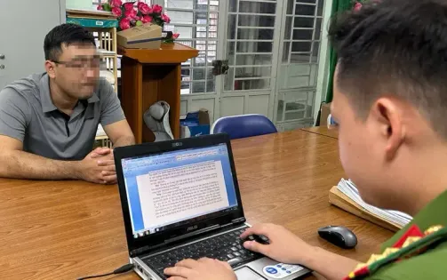 Công an làm việc với người dừng ô tô giữa đường đạp ngã nữ xe ôm