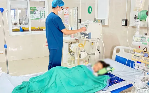 Bé gái bị rắn cạp nia bò ra từ... điều hòa cắn khi đang ngủ