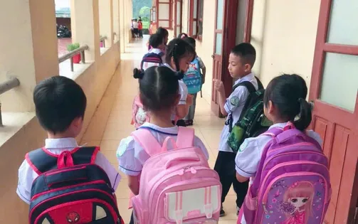 Khi trẻ không chịu đến trường: Bướng bỉnh hay lời cầu cứu thầm lặng?